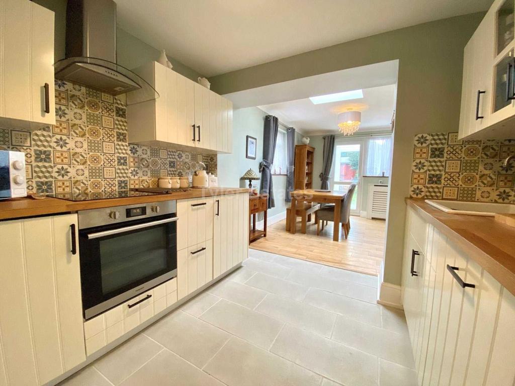 Harold Gardens, Wickford SS11 2 bed semidetached house for sale £415,000