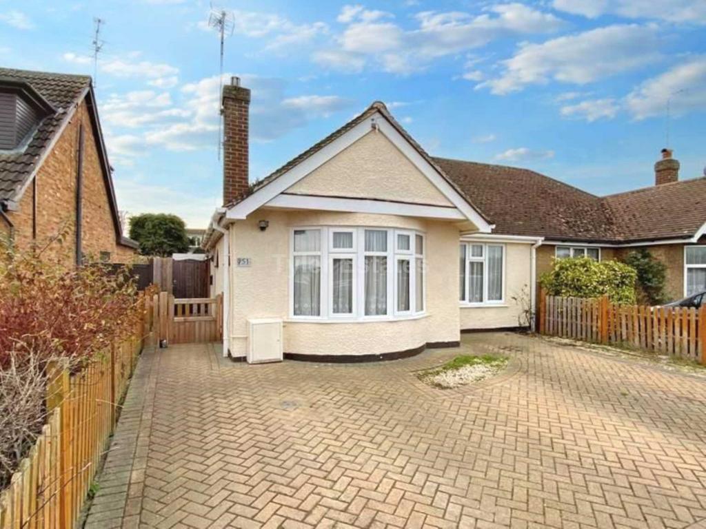 Harold Gardens, Wickford SS11 2 bed semidetached house £415,000