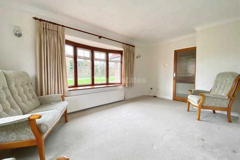 2 bedroom detached bungalow for sale - Outwood Common Road, Billericay CM11