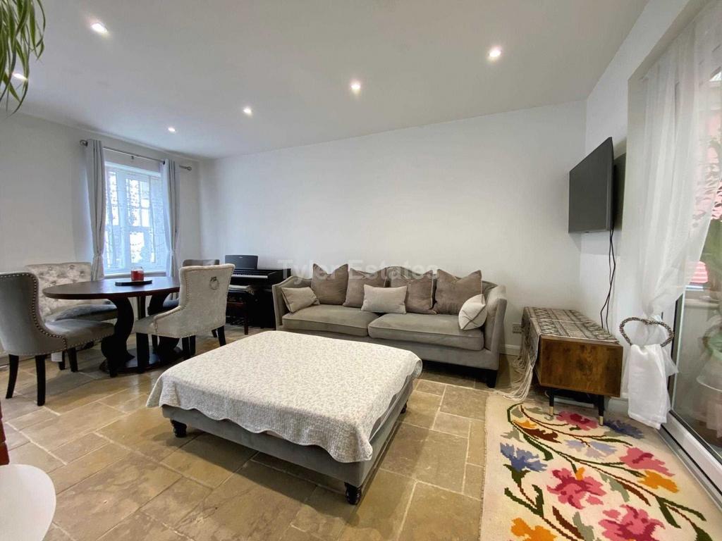 Gate Lodge Way, Basildon SS15 2 bed semidetached house £350,000