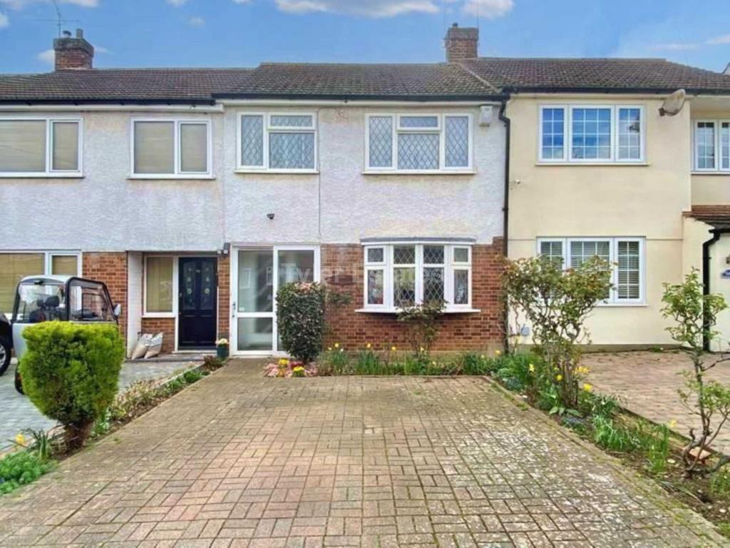Passingham Ave, Billericay CM11 3 bed terraced house for sale £340,000