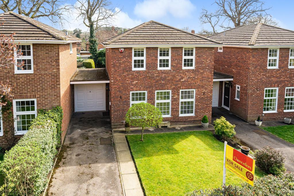 Windlesham, Surrey, GU20 4 bed link detached house for sale £650,000