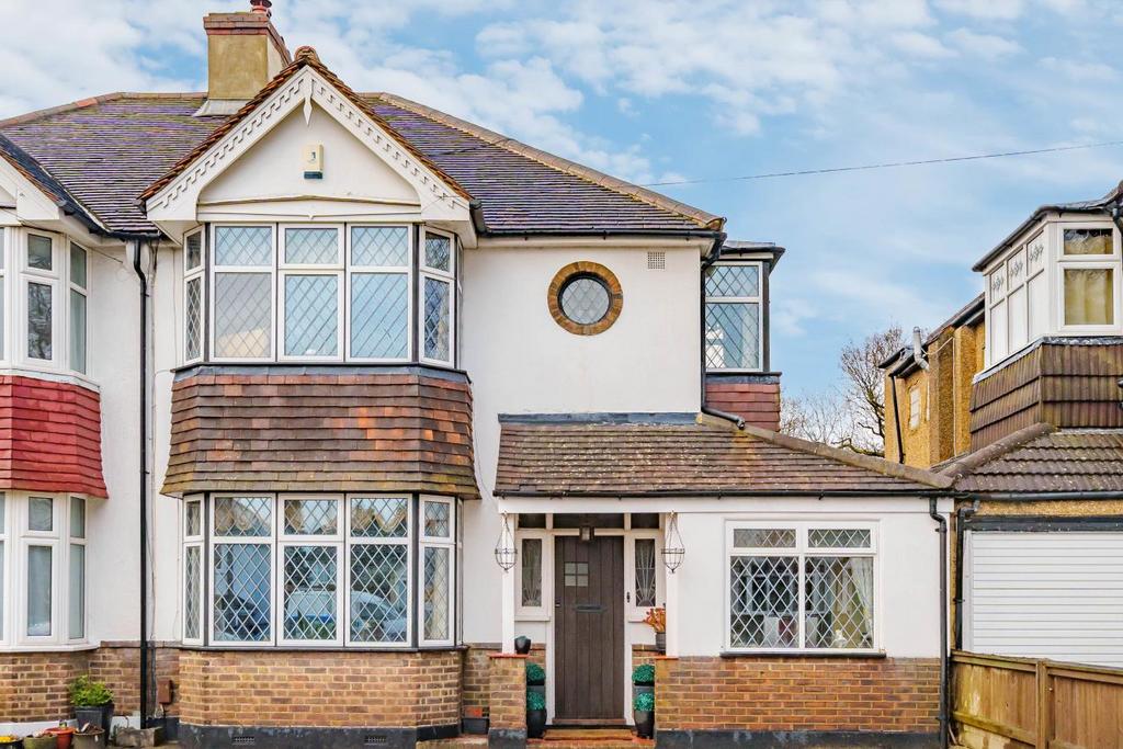 Pine Avenue, West Wickham 4 bed semi-detached house - £725,000