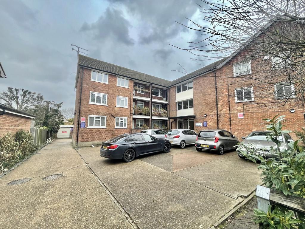 Forest Drive, Theydon Bois, CM16 2 bed flat £1,400 pcm (£323 pw)