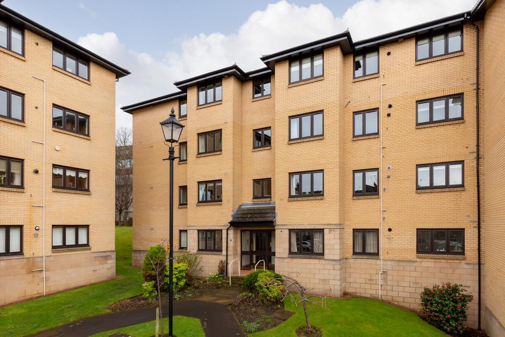 44/7 Learmonth Avenue, Comely Bank, Edinburgh, EH4 1HT 3 bed flat £