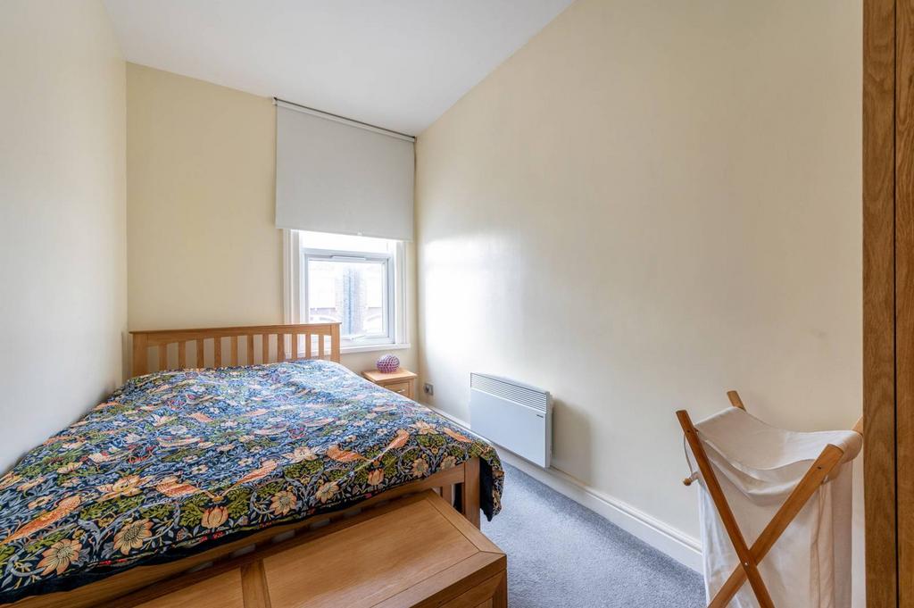 Stanger Road, South Norwood, London... 1 bed flat - £1,300 pcm (£300 pw)