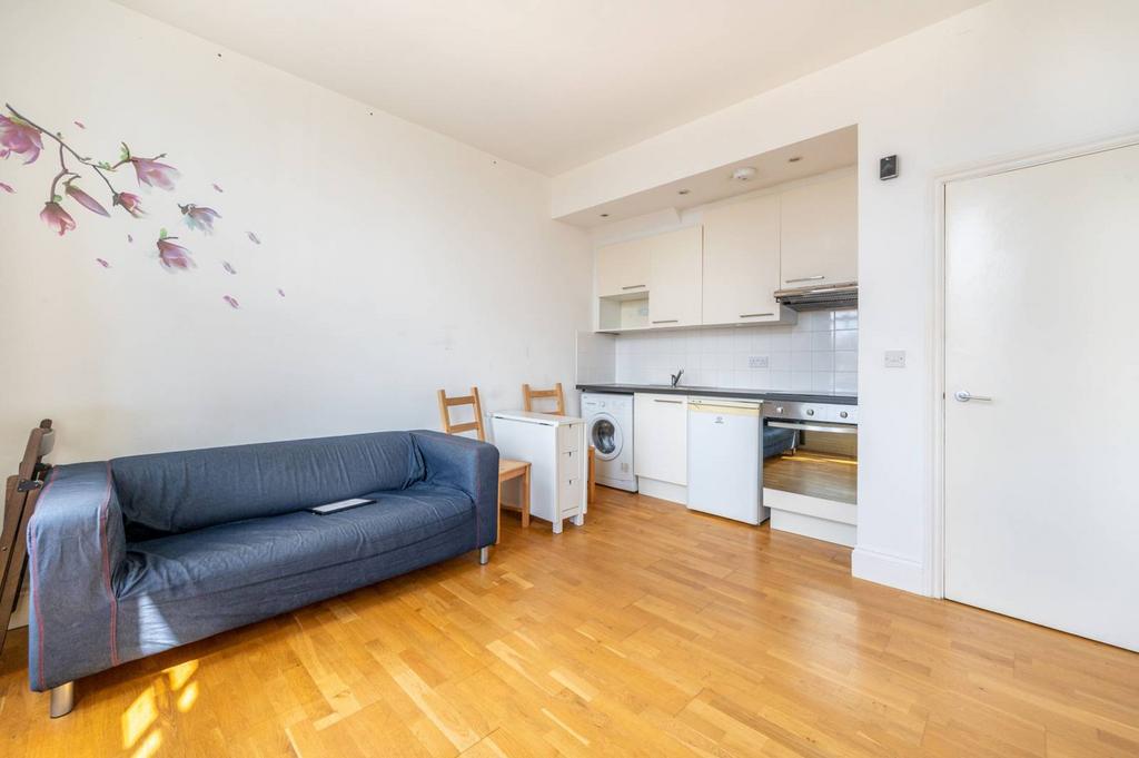 London Road, Plaistow, London, E13 1 bed flat £1,500 pcm (£346 pw)