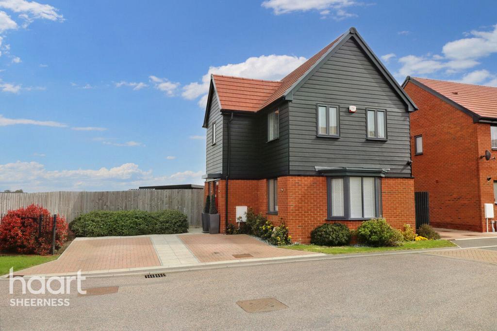 Flanagan Avenue, Queenborough, Kent 3 bed detached house £340,000