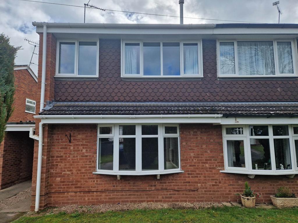 27 Chieveley Close, WS15 2TF 3 bed semidetached house £895 pcm (£207 pw)