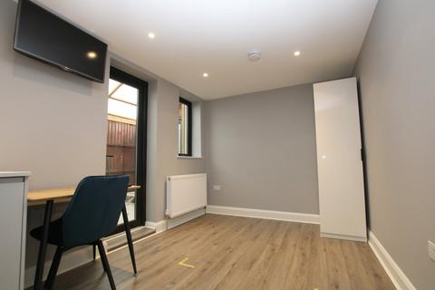 Studio to rent, High Road, Willesden