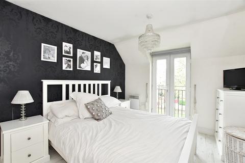 2 bedroom flat for sale - College Close, Loughton, Essex
