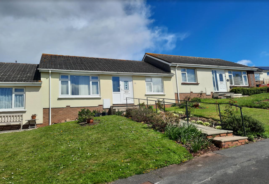 Pellew Way, Teignmouth, Devon 2 bed terraced bungalow £1,250 pcm (£