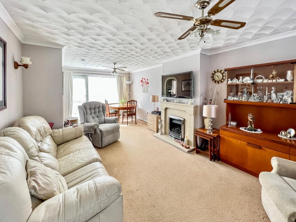 Cambria Crescent, Gravesend, DA12 3 bed semidetached house £375,000