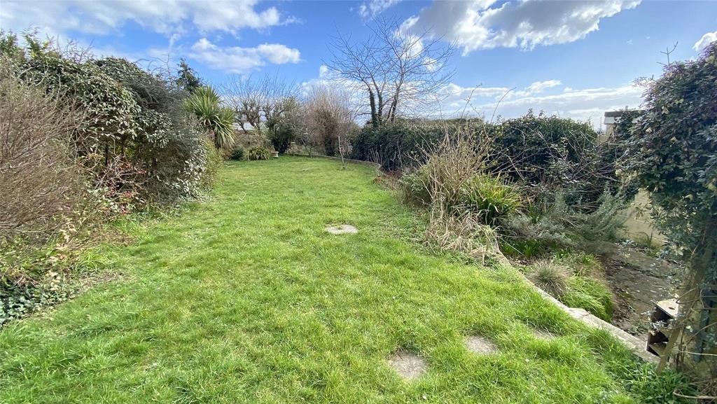 Hillside Road, North Sompting, West Sussex, BN15 2 bed bungalow £325,000