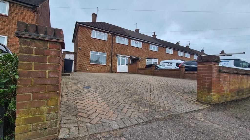 Cleveland Crescent, Borehamwood WD6 3 bed end of terrace house £2,200