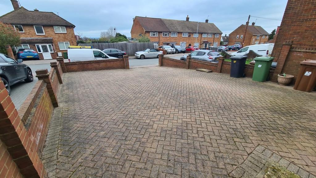Cleveland Crescent, Borehamwood WD6 3 bed end of terrace house £2,200