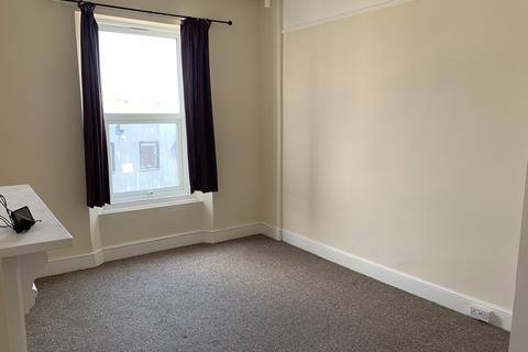 2 bedroom flat to rent, Den Road, Teignmouth, TQ14 8AJ