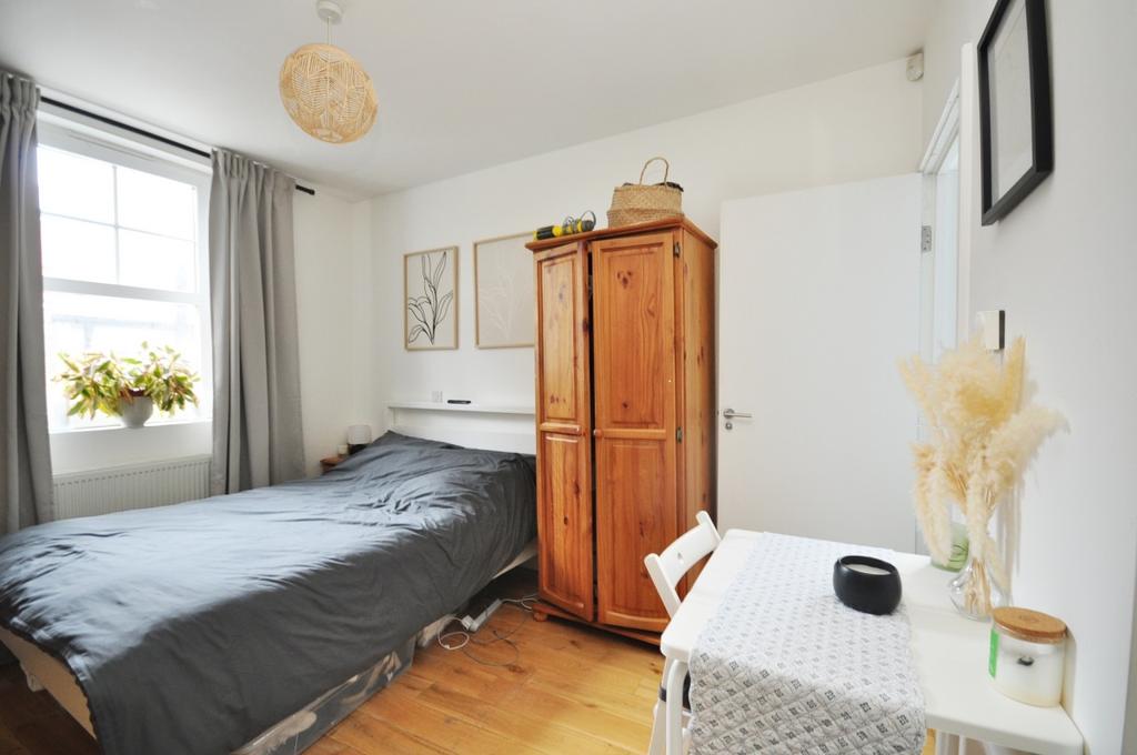North Street Leatherhead KT22 Studio £950 pcm (£219 pw)
