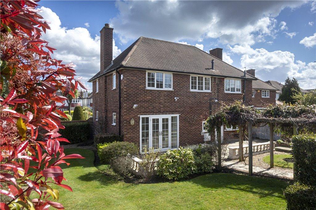 Blakes Avenue, New Malden, KT3 4 bed detached house £3,995 pcm (£922 pw)