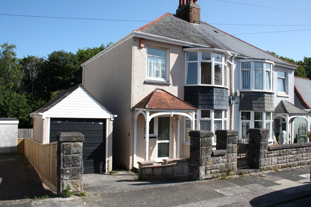Waverley Road, Plymouth PL5 3 bed semidetached house £975 pcm (£225 pw)