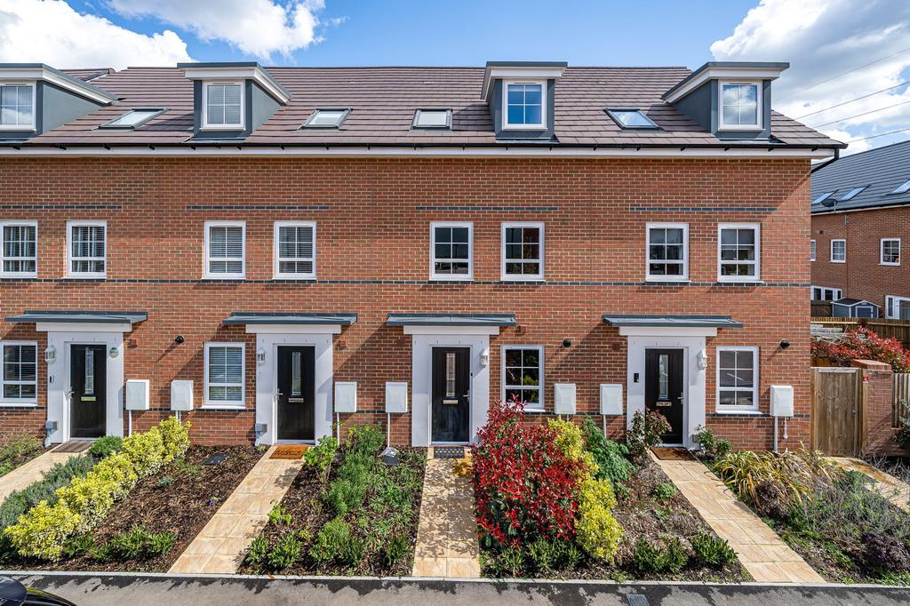 Highwayman Grove, Chertsey, KT16 3 bed terraced house £525,000