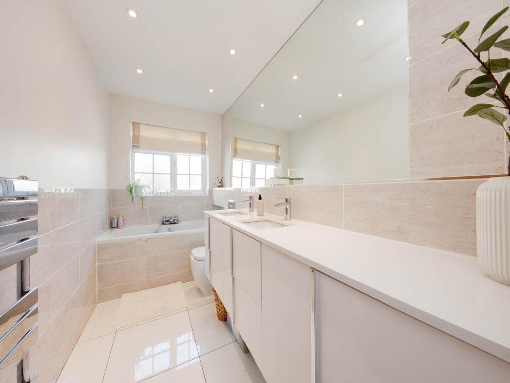 Kavanaghs Road, Brentwood, Essex 4 bed detached house for sale £699,995