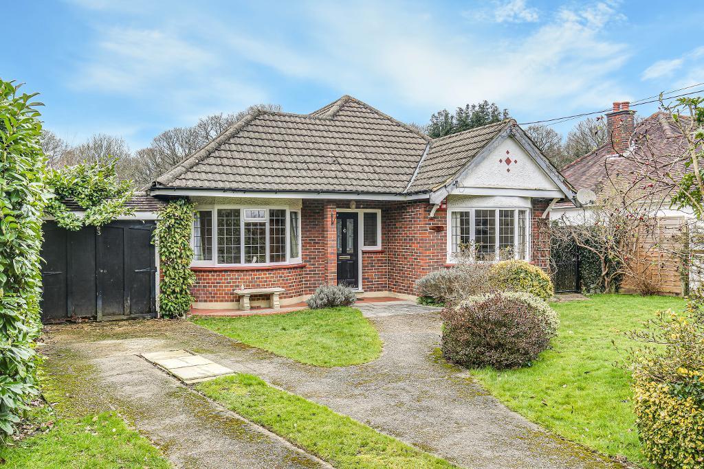 Kingswood Lane, Warlingham, Surrey, CR6 9AB 2 bed detached bungalow for