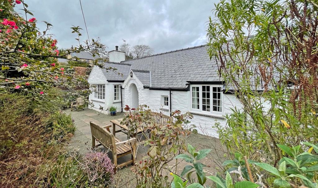 Pentrefelin, Criccieth, Gwynedd, LL52 3 bed bungalow for sale £389,950