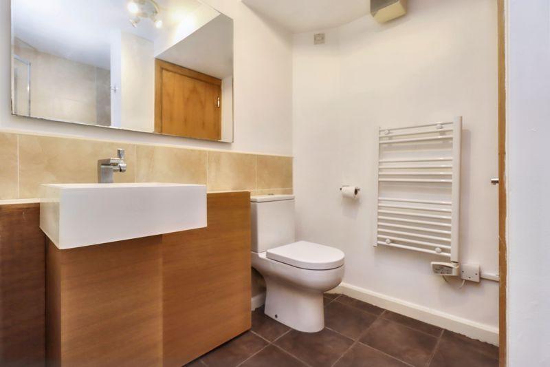 Main bathroom 1