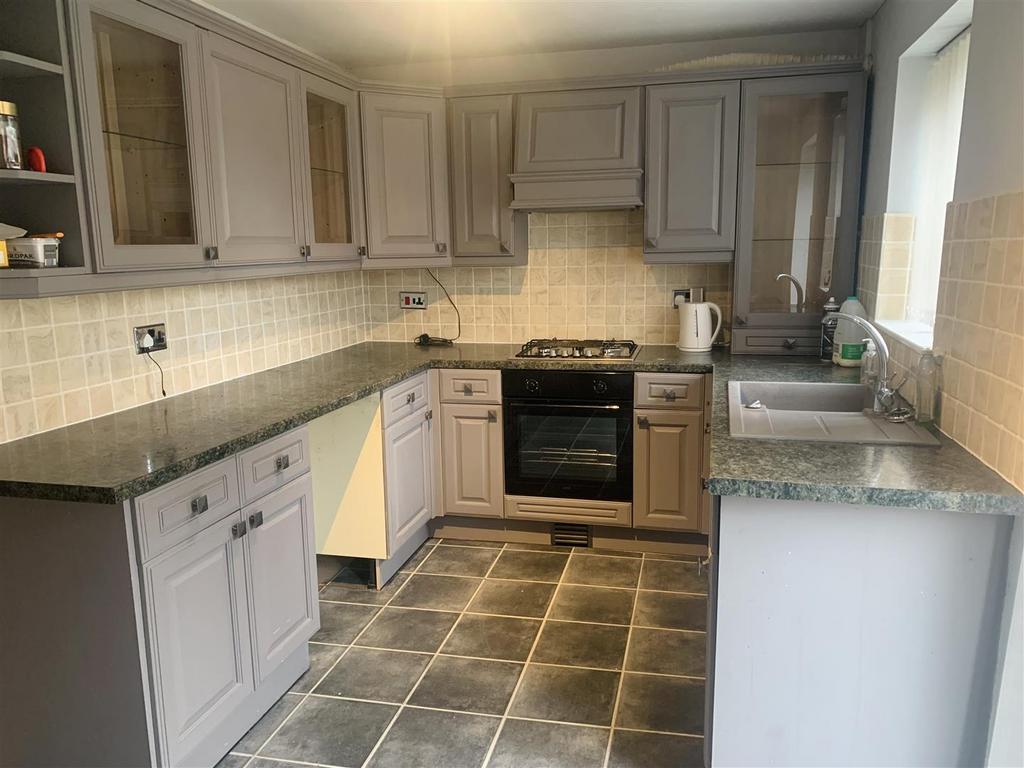 Appleton Drive, Glossop 3 bed semidetached house £1,075 pcm (£248 pw)