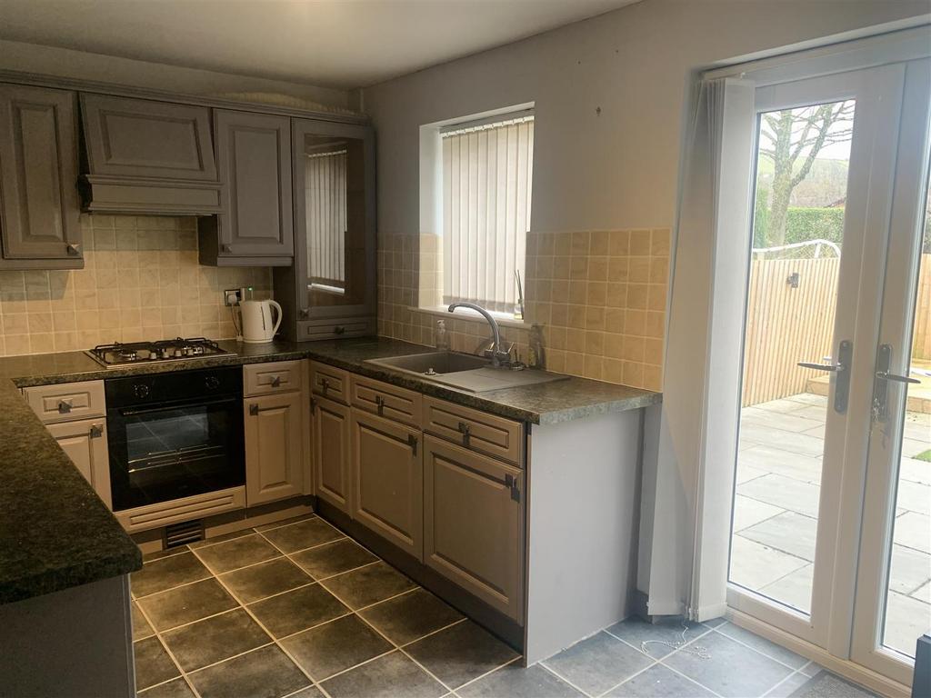 Appleton Drive, Glossop 3 bed semidetached house £1,075 pcm (£248 pw)