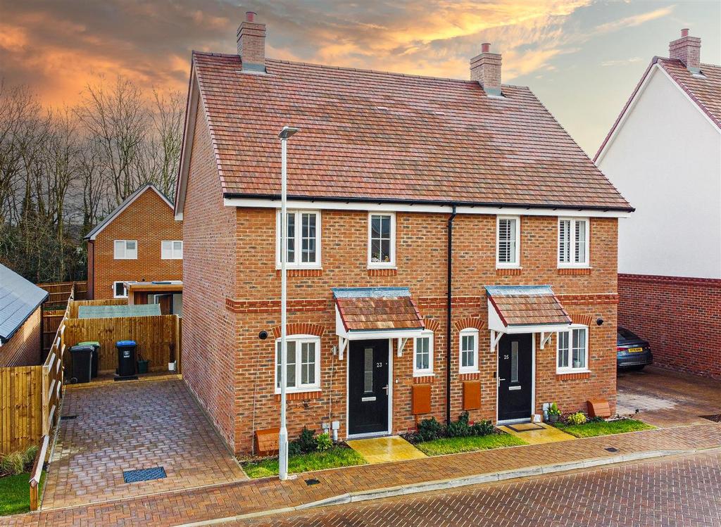 Hedgehog Way, Berkhamsted. HP4 2 bed semidetached house £1,800 pcm (£415 pw)