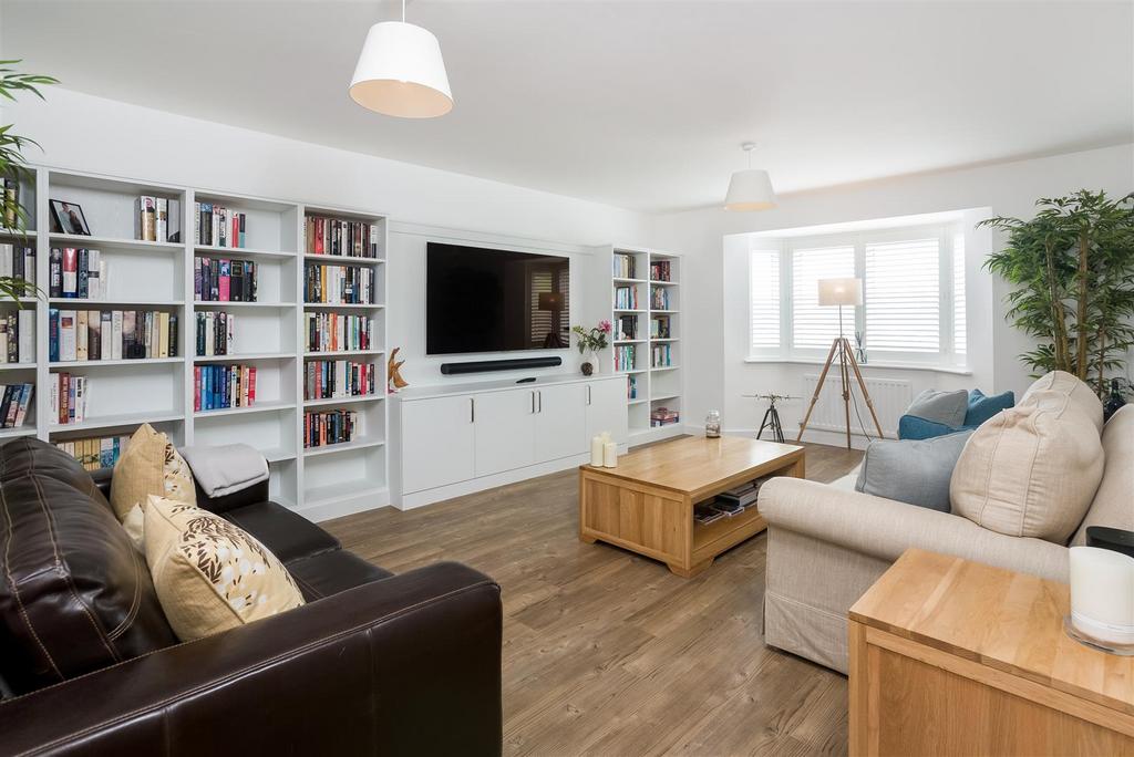 8 Rowett Drive-4.jpg