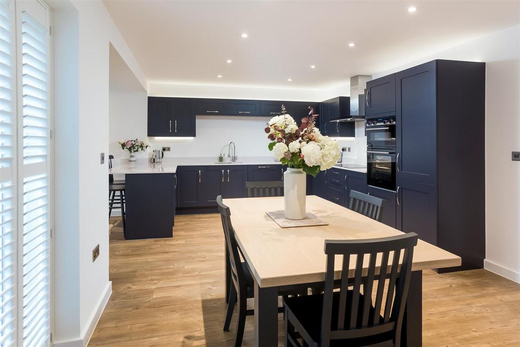 8 Rowett Drive-10.jpg