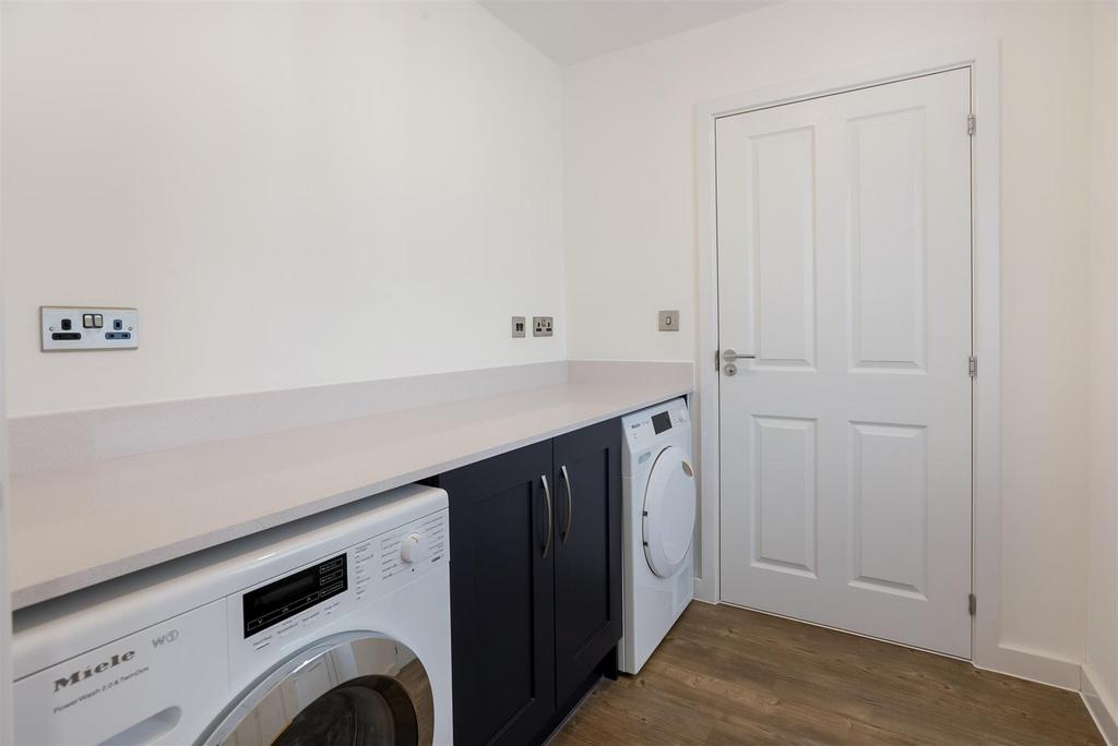 8 Rowett Drive-5.jpg