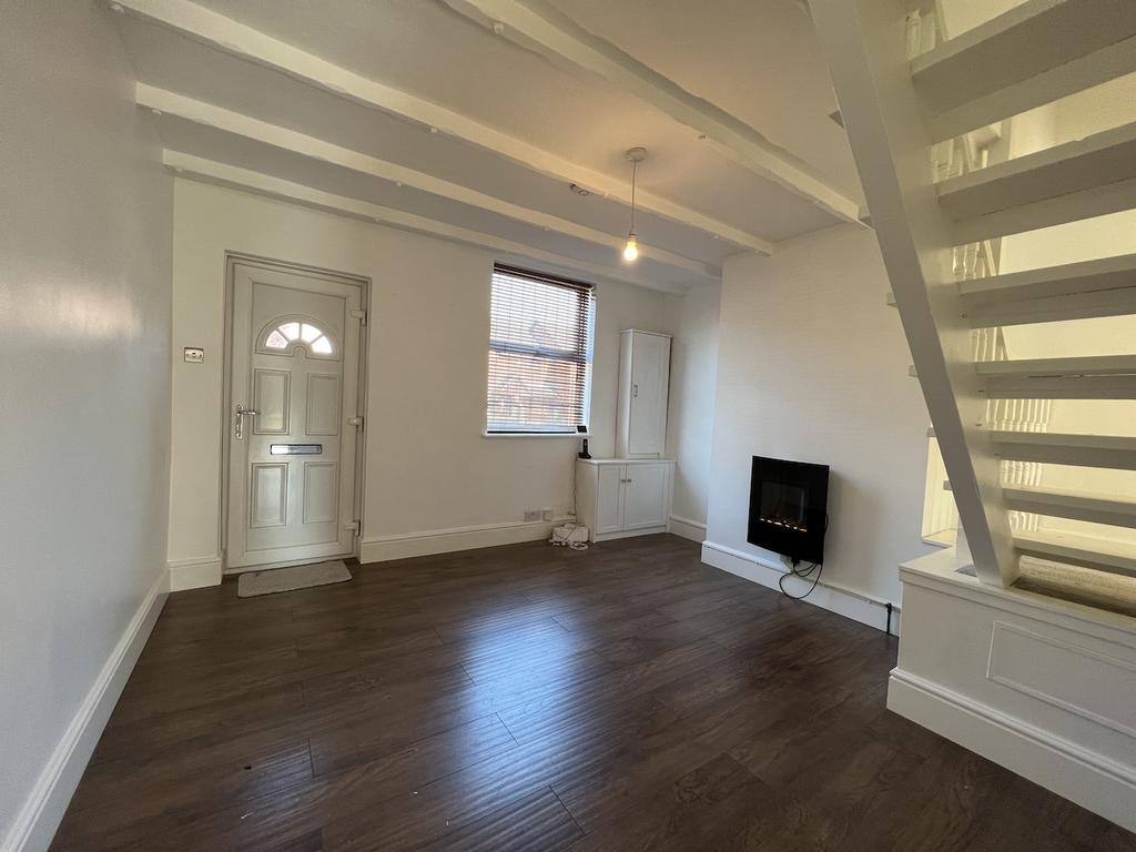 WOLLASTON King Street 2 bed terraced house £750 pcm (£173 pw)