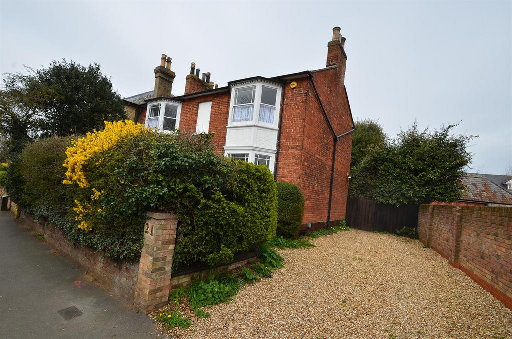 London Road, Biggleswade 4 bed detached house £2,000 pcm (£462 pw)