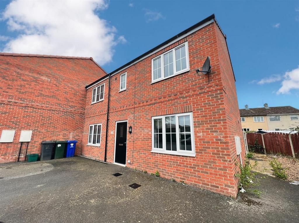 Lime Tree Crescent, New Rossington... 3 bed townhouse £775 pcm (£179 pw)