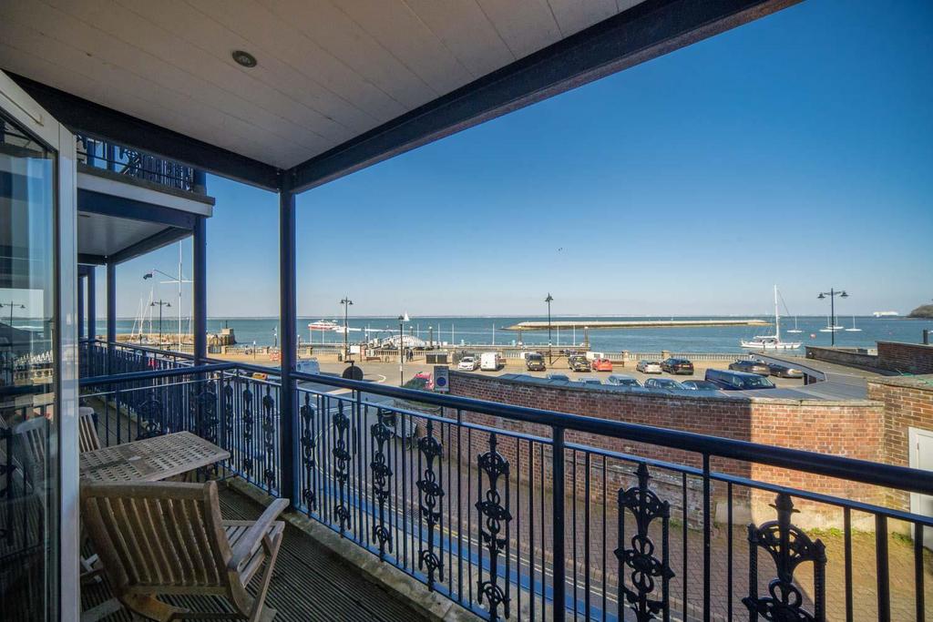 Cowes, Isle of Wight 2 bed apartment for sale £450,000