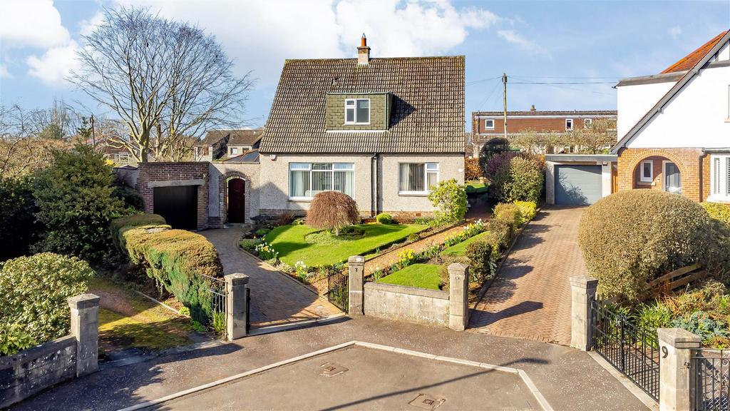 7 Anderson Avenue, Crossford, KY12 8PP 3 bed detached house for sale