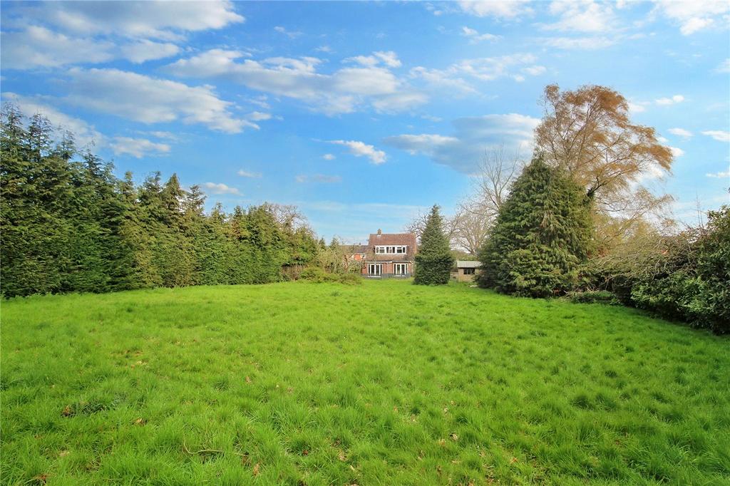 Stoke Road, Poringland, Norwich... 3 bed detached house £1,250 pcm (£288 pw)