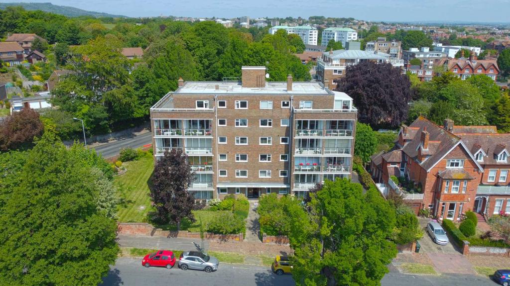 Carlisle Road, Eastbourne, BN20 7ER 3 bed flat for sale £315,000