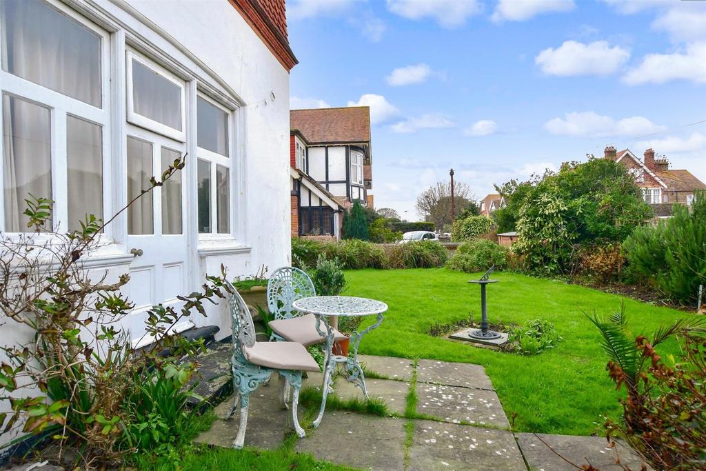 Heene Road, Worthing, West Sussex 1 bed ground floor flat for sale £165,000