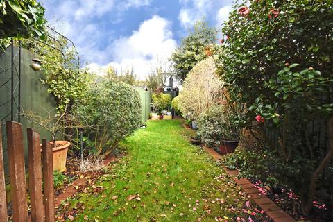 2 Nyon Grove, London, SE6 4EU