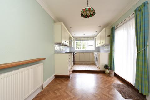 2 Nyon Grove, London, SE6 4EU
