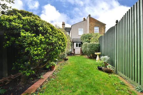 2 Nyon Grove, London, SE6 4EU