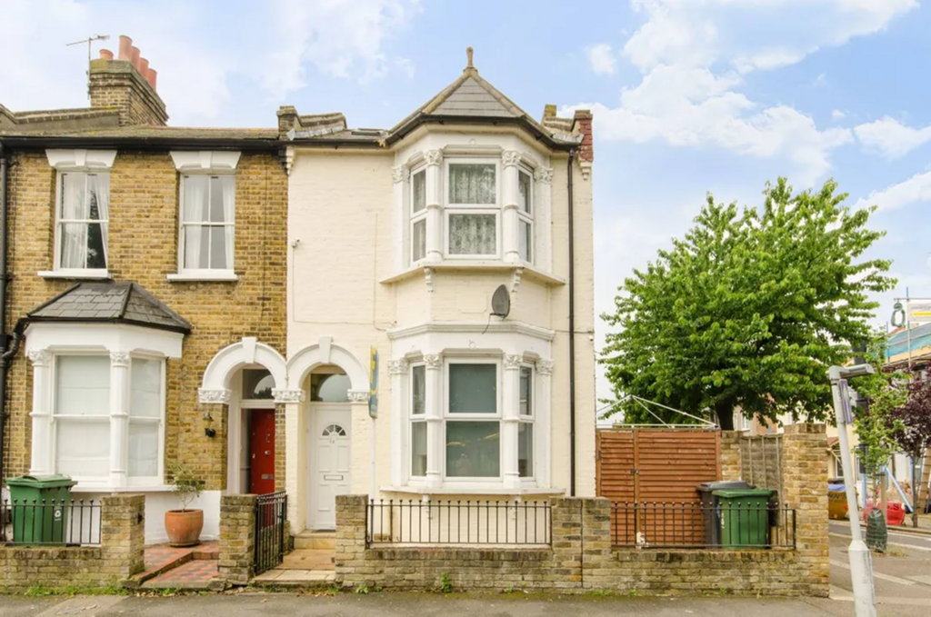 Norfolk Road, Walthamstow, London E17 3 bed flat £2,000 pcm (£462 pw)