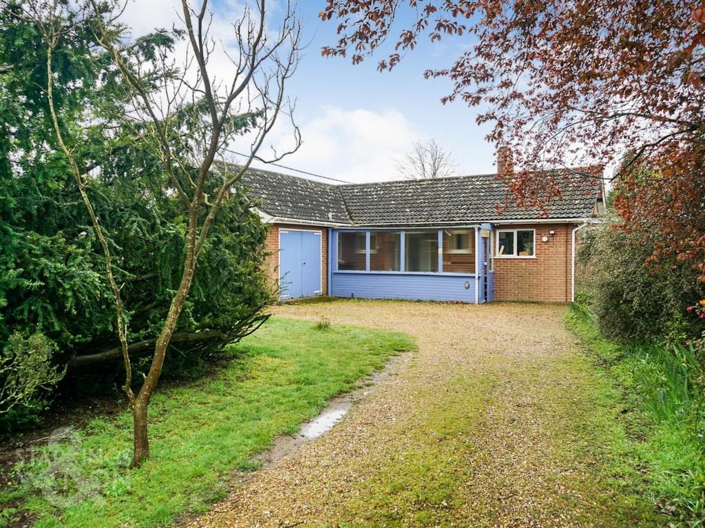 The Close, Roydon, Diss 5 bed detached bungalow for sale £300,000