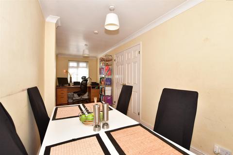 8 Dowding Way, Hornchurch, RM12 5AH