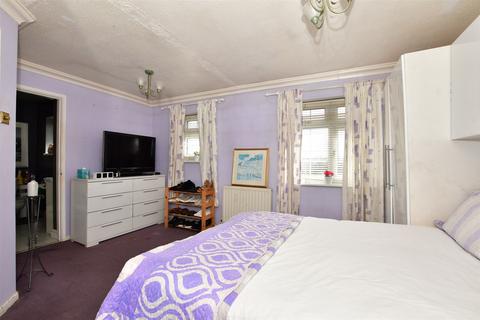 8 Dowding Way, Hornchurch, RM12 5AH